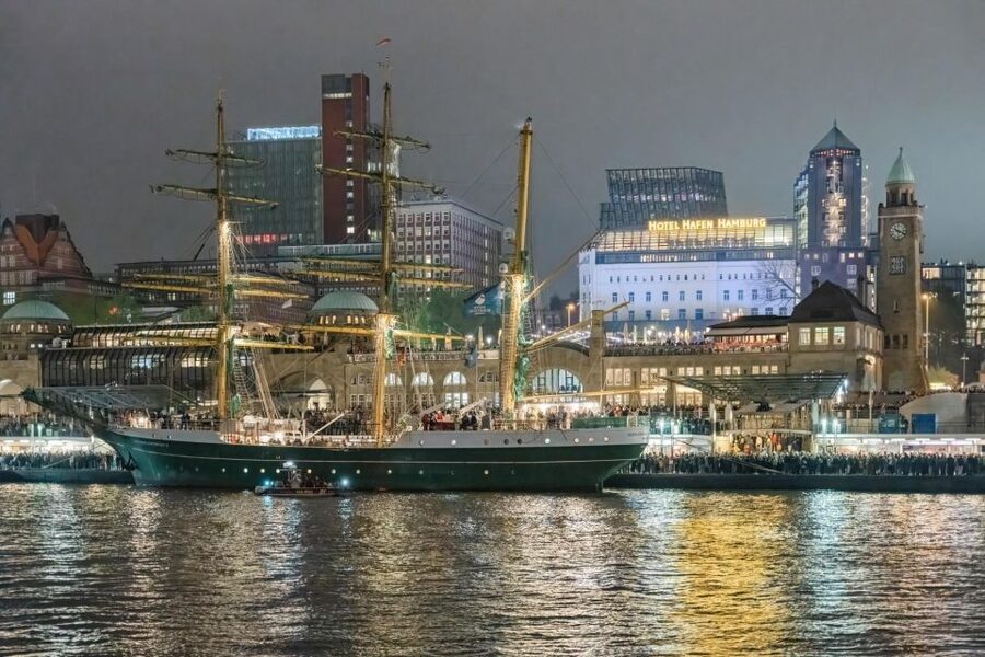 Hamburg: 1.5-Hour Evening Lights Harbour Cruise on a Ship - HafenCity and Hamburg’s Modern Waterfront