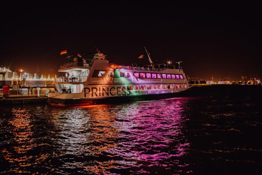 Hamburg: 1.5-Hour Evening Lights Harbour Cruise on a Ship - Boarding at Landungsbrücken and Finding Your Seat