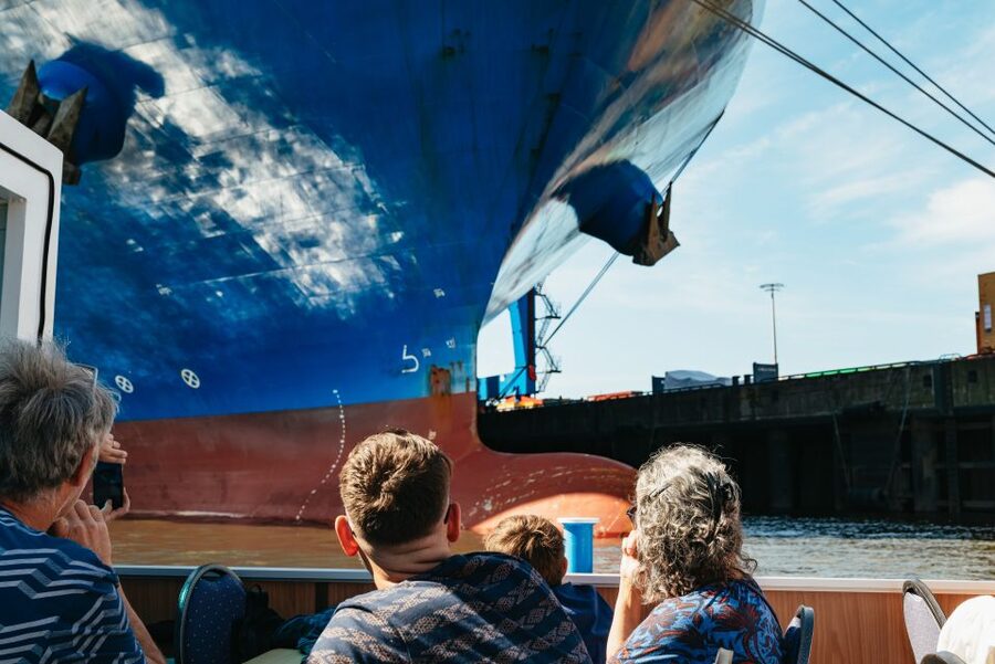 Hamburg: 1.5-Hour Harbor and Speicherstadt Day Cruise - Container terminals and Blohm+Voss