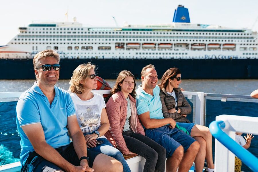 Hamburg: 1.5-Hour Harbor and Speicherstadt Day Cruise - Boat comfort, seating, and practical limits