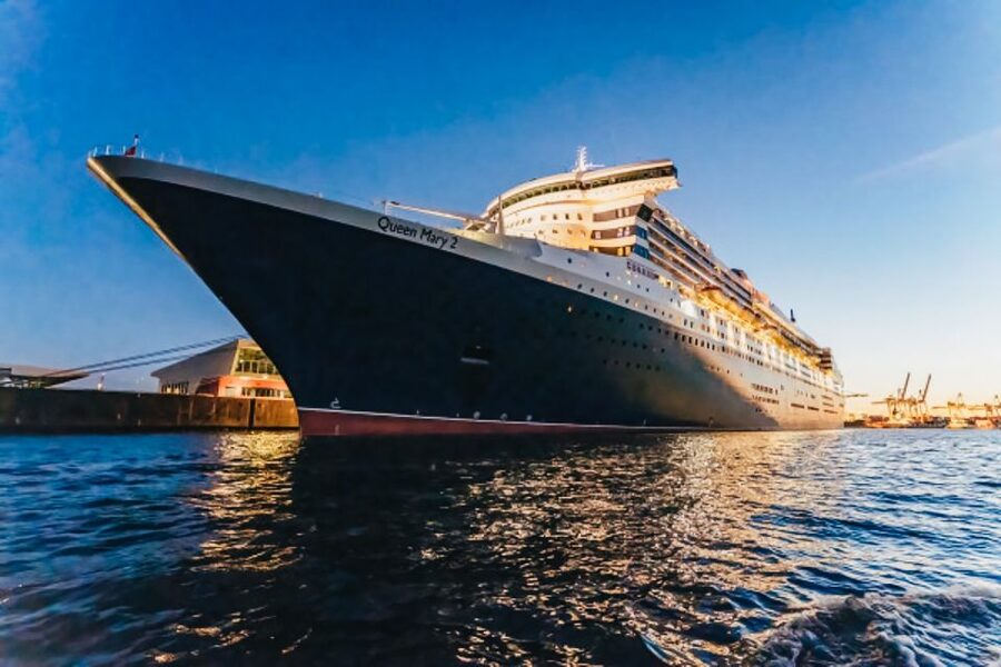 Hamburg: 1.5h Grand Harbor Evening Lights Cruise - Who will enjoy this cruise most?