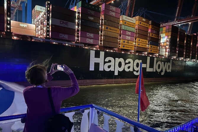 Hamburg: 1-hour evening light cruise - HafenCity and the Marco Polo Tower