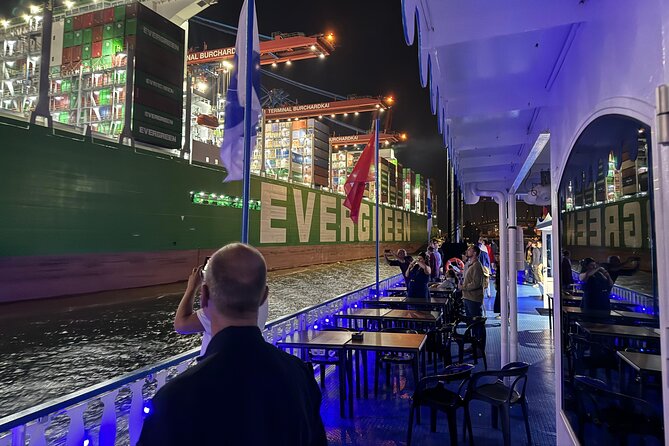Hamburg: 1-hour evening light cruise - Commentary, language, and the audio guide app