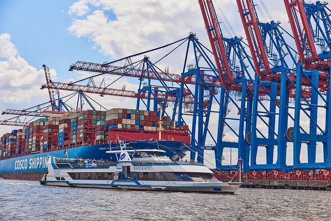 Hamburg: 1-hour harbor tour - Elbe Beach and the Blohm & Voss Shipyard