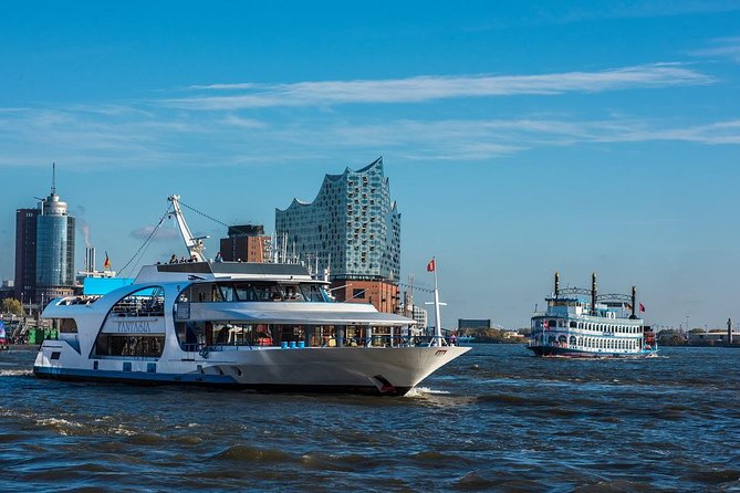 Hamburg: 1-hour harbor tour - German Commentary and the English App