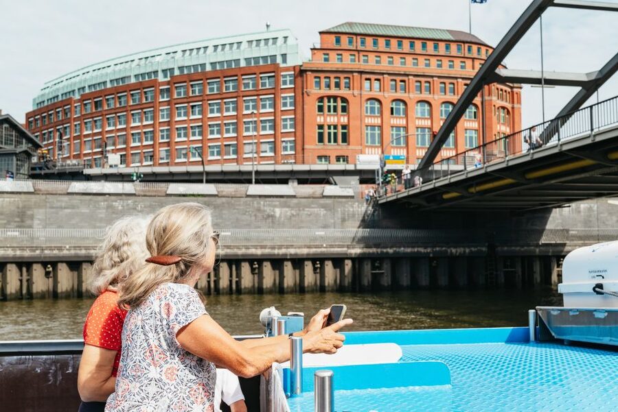 Hamburg: 2-Hour XXL Port of Hamburg Cruise Tour - Choosing between the live guide and the audio app
