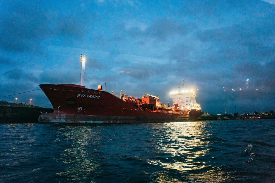 Hamburg: 90-Minute Evening Lights Harbor Cruise - The captain makes the difference