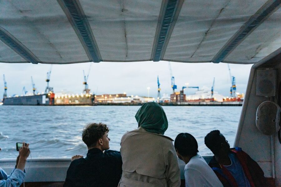 Hamburg: 90-Minute Evening Lights Harbor Cruise - Special departures: Queen Mary 2 and Hafengeburtstag