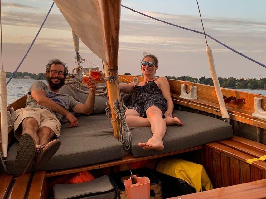 Hamburg: Alster River Sailboat Tour with Sundowner - The included drink and the sundowner mood