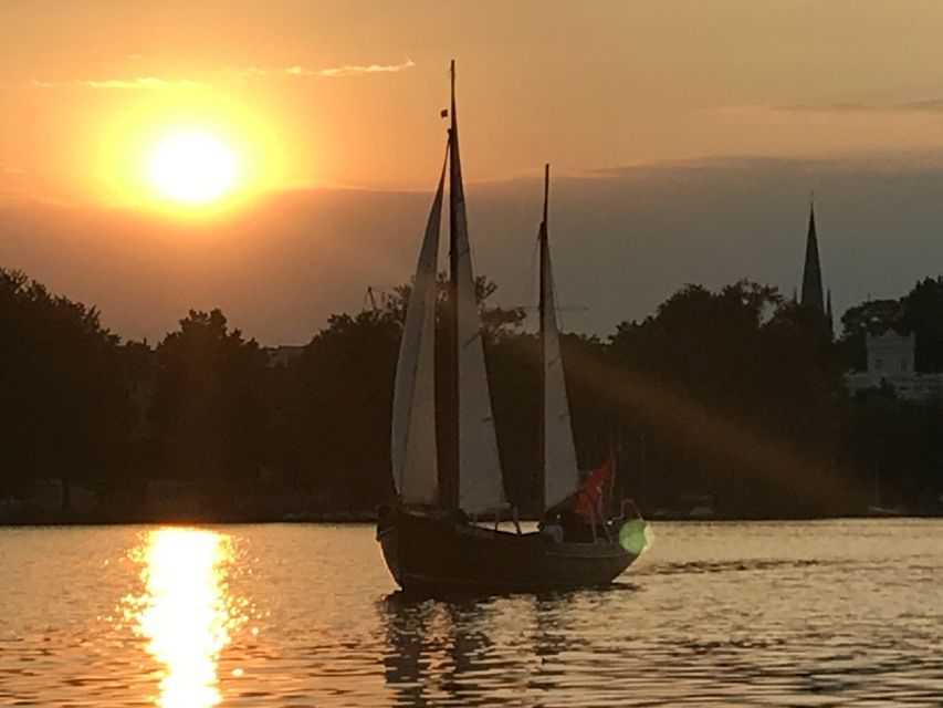 Hamburg: Alster River Sailboat Tour with Sundowner - Who will enjoy the Hans Albers or Große Freiheit most?