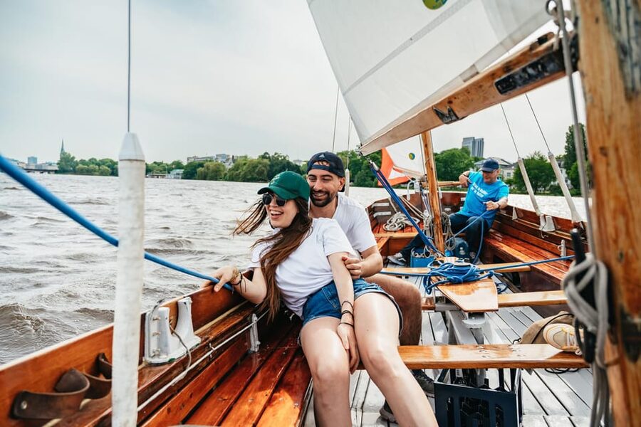 Hamburg: Alster River Sailing Tour on a 2-Masted Sailboat - The Alster Fountain and central Hamburg views