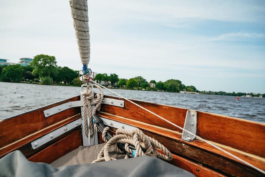 Hamburg: Alster River Sailing Tour on a 2-Masted Sailboat - A relaxed 90 minutes on the water