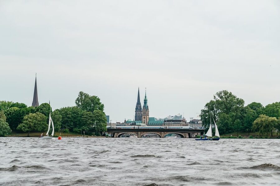 Hamburg: Alster River Sailing Tour on a 2-Masted Sailboat - Getting started on the classic wooden cutter
