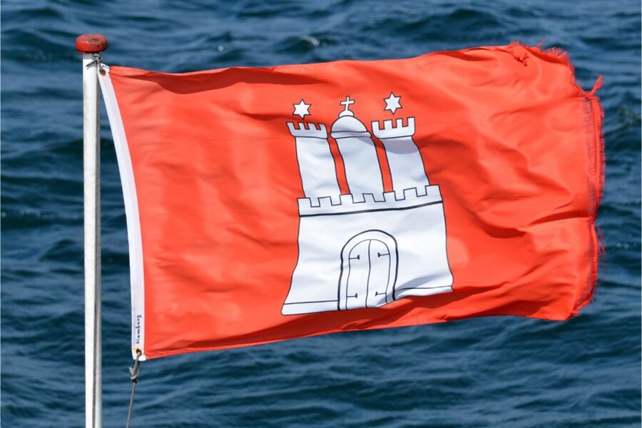 Hamburg City: Scavenger Hunt Self-Guided Tour - Why the sixteen envelopes work well