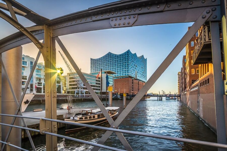 Hamburg Combi: 1,5h Evening Cruise & 2h Reeperbahn Tour - Starting the Reeperbahn walk with a drink