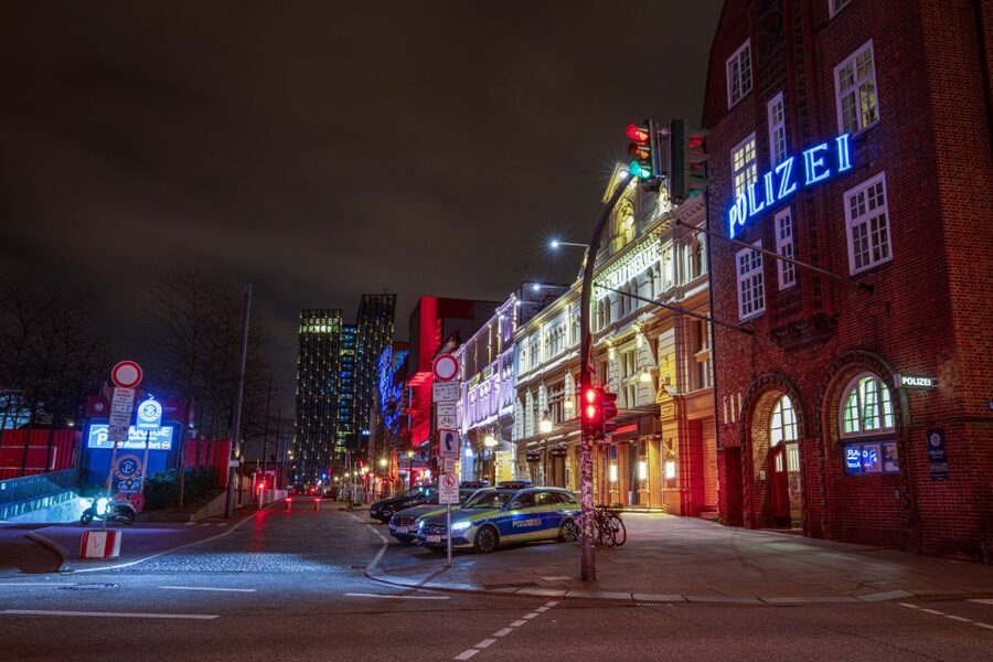 Hamburg Combi: 1,5h Evening Cruise & 2h Reeperbahn Tour - Timing the cruise and walk without stress