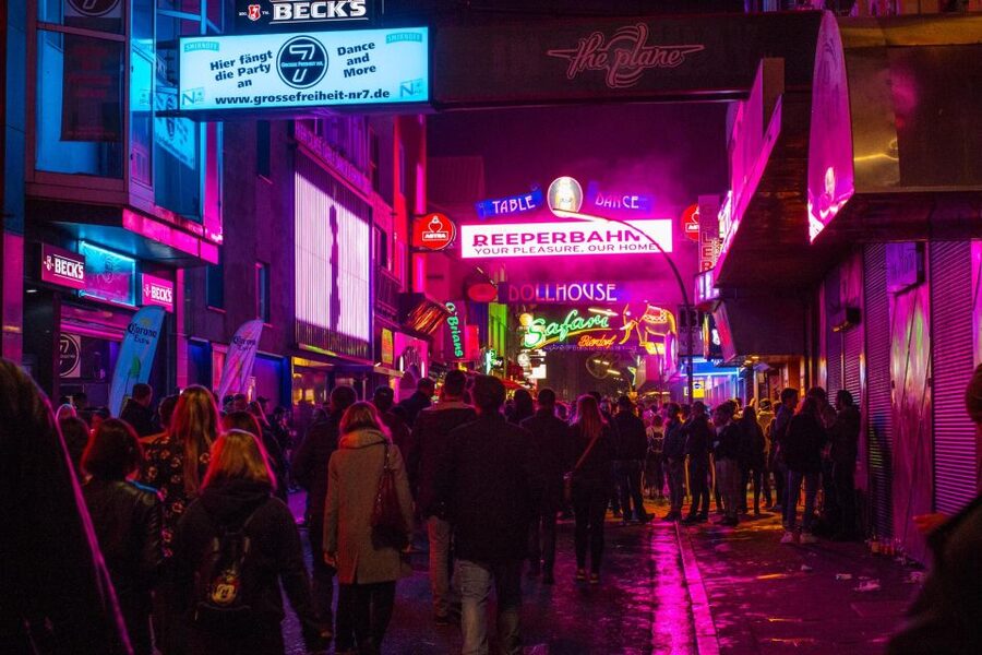 Hamburg Combi: 1,5h Evening Cruise & 2h Reeperbahn Tour - Who will get the most from this $42 package