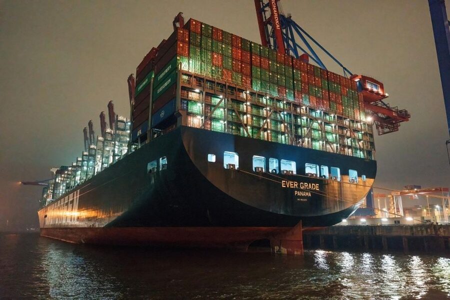 Hamburg Combi: 1,5h Evening Cruise & 2h Reeperbahn Tour - Watching Hamburg light up from the Elbe