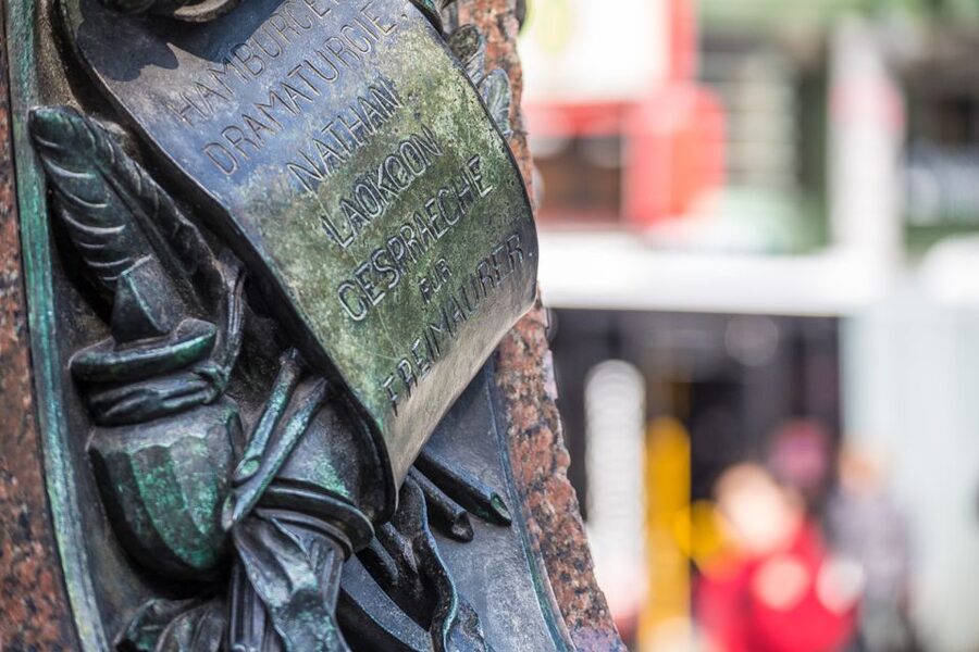Hamburg - Freemason Walking Tour in German - Trostbrücke and the first clues