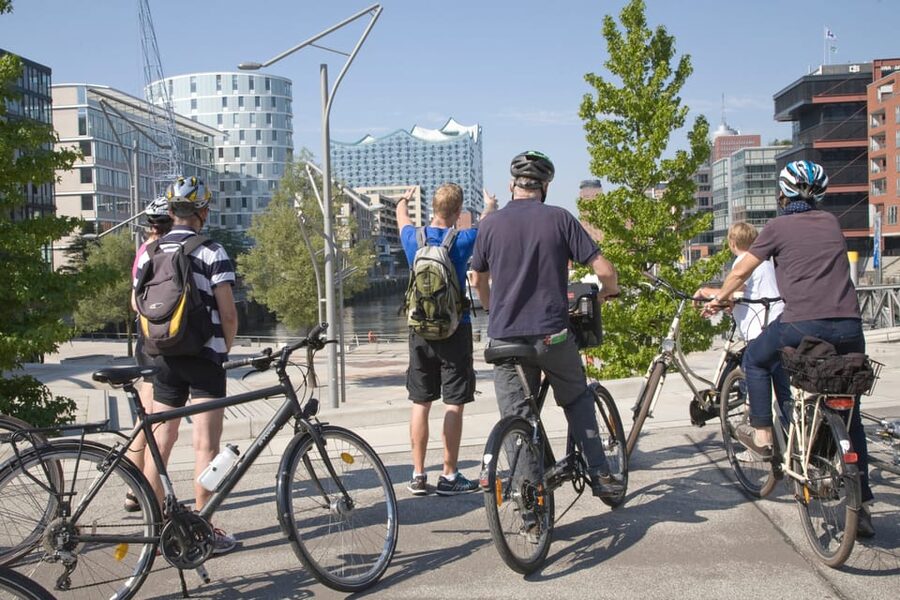 Hamburg: Guided Bike Tour - Canals, historic streets, and HafenCity