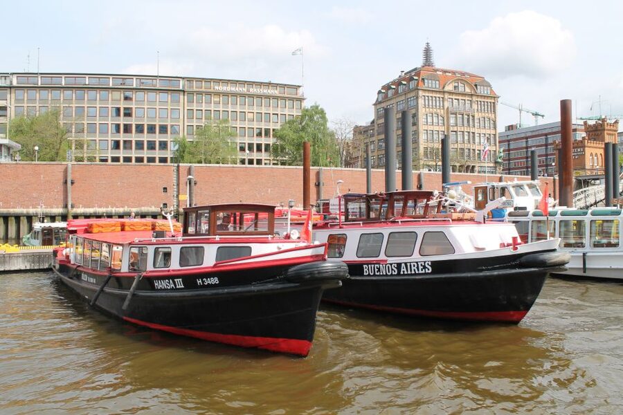 Hamburg: Harbor Cruise - St. Pauli landing bridges and Blohm and Voss