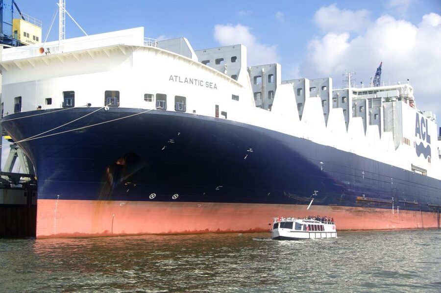 Hamburg: Harbor Cruise - Container terminals, museum ships, and harbor scale