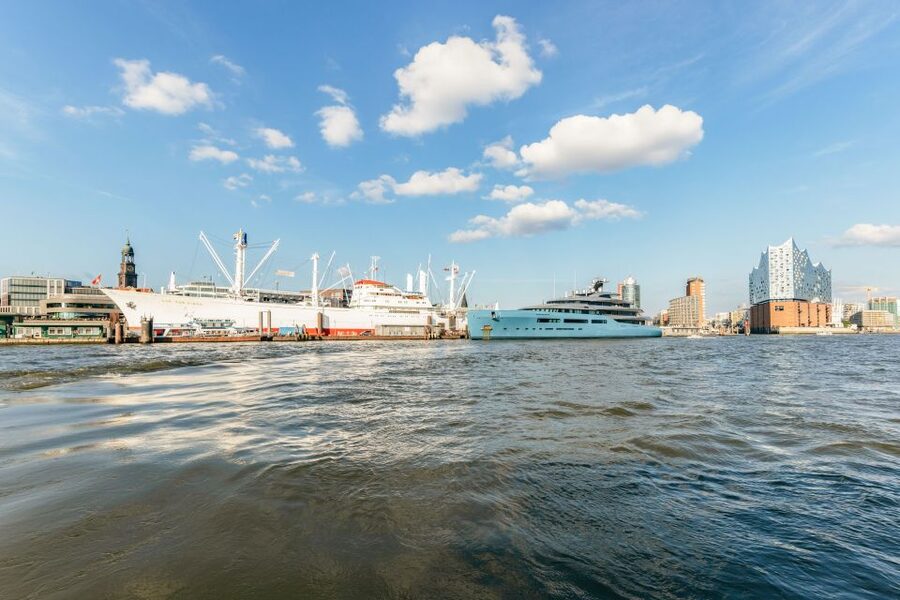 Hamburg: Harbor Cruise with Wine and Cheese - Choosing the right season