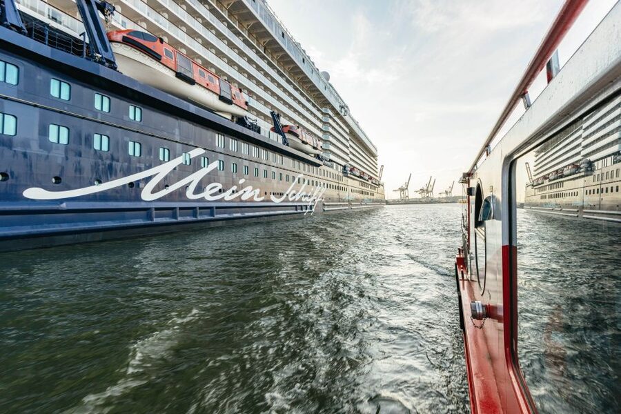 Hamburg: Harbor Cruise with Wine and Cheese - Hamburg’s port, told from the water
