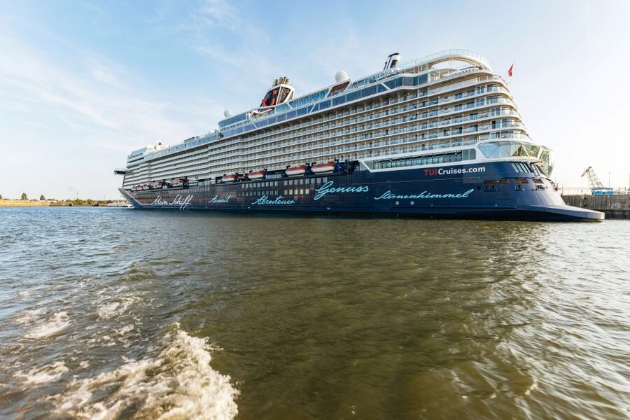 Hamburg: Harbor Cruise with Wine and Cheese - Sunset views and seating choices
