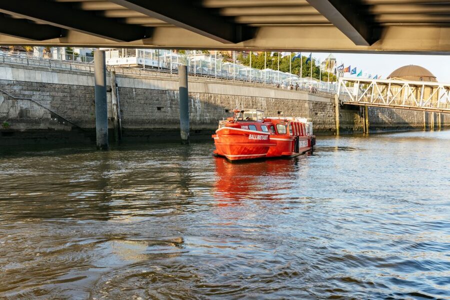 Hamburg: Harbor Cruise with Wine and Cheese - What the German commentary means for you
