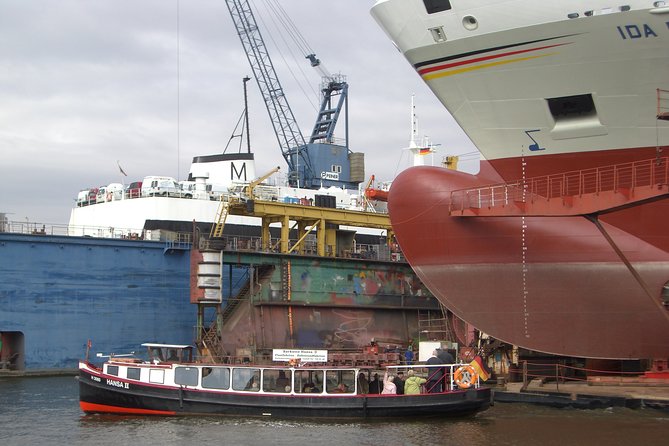 Hamburg harbor tour with a barge - What the captain adds to the ride