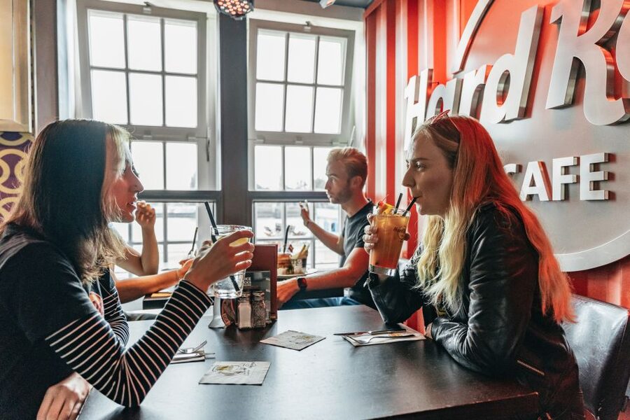 Hamburg: Hard Rock Cafe Skip-the-Line Meal - Seating, service, and the two-hour clock
