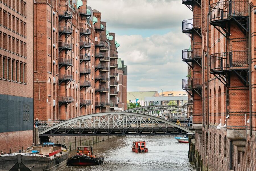 Hamburg: Hop-On Hop-Off Bus with Alster or Harbor Cruise - Planten un Blomen, Messe, and Esplanade