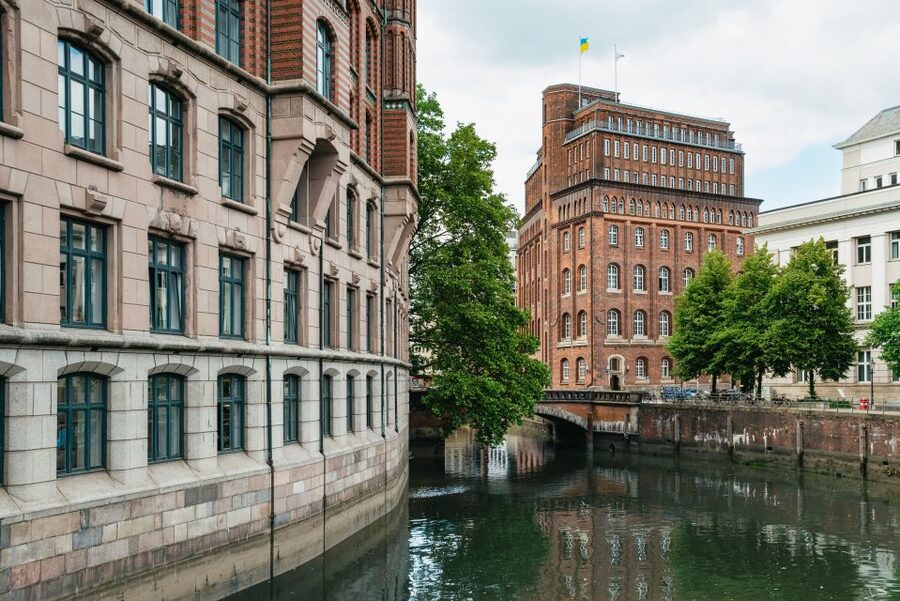 Hamburg: Hop-On Hop-Off Bus with Alster or Harbor Cruise - Choosing the harbor cruise or Alster tour