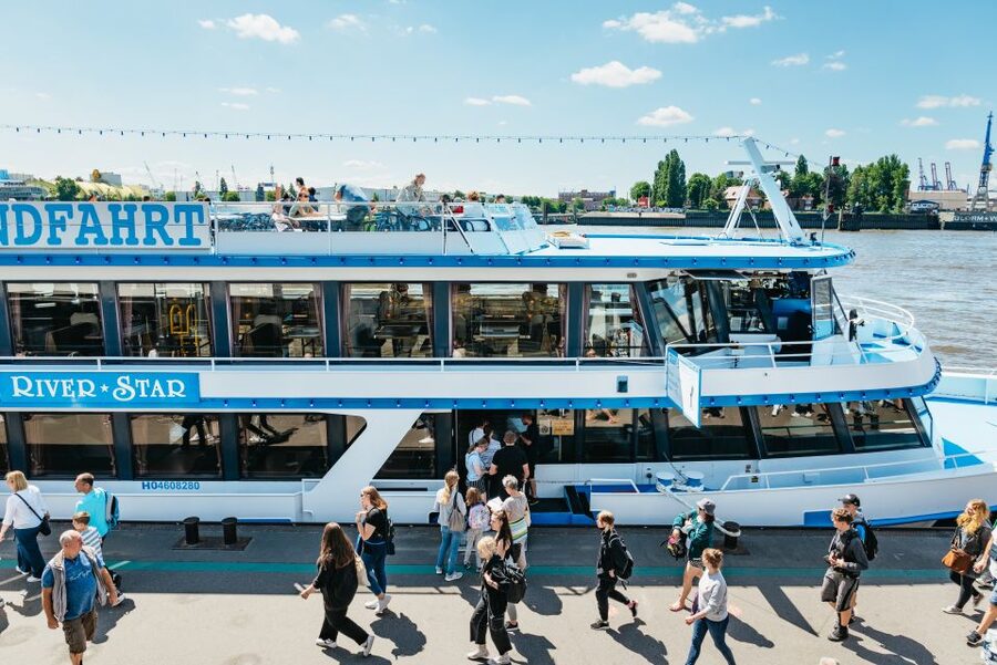 Hamburg: Hop-On Hop-Off Bus with Alster or Harbor Cruise - Landungsbrücken, Elbphilharmonie, and HafenCity