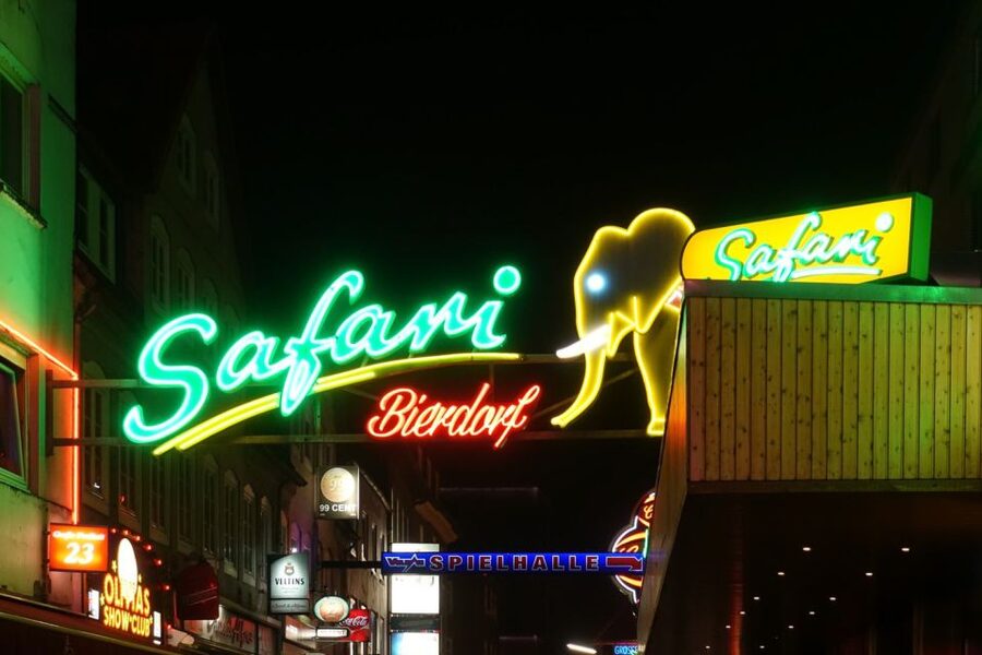 Hamburg: In the Footsteps of "Olivia" Reeperbahn Tour - Beatles-Platz and Hamburg’s music story