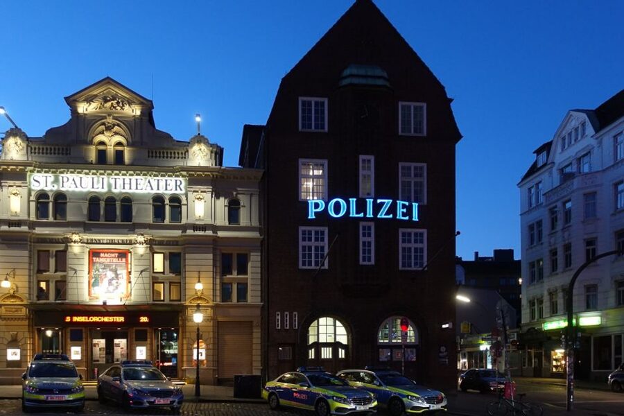 Hamburg: In the Footsteps of "Olivia" Reeperbahn Tour - Olivia Jones Bar and Olivias Wilde Jungs