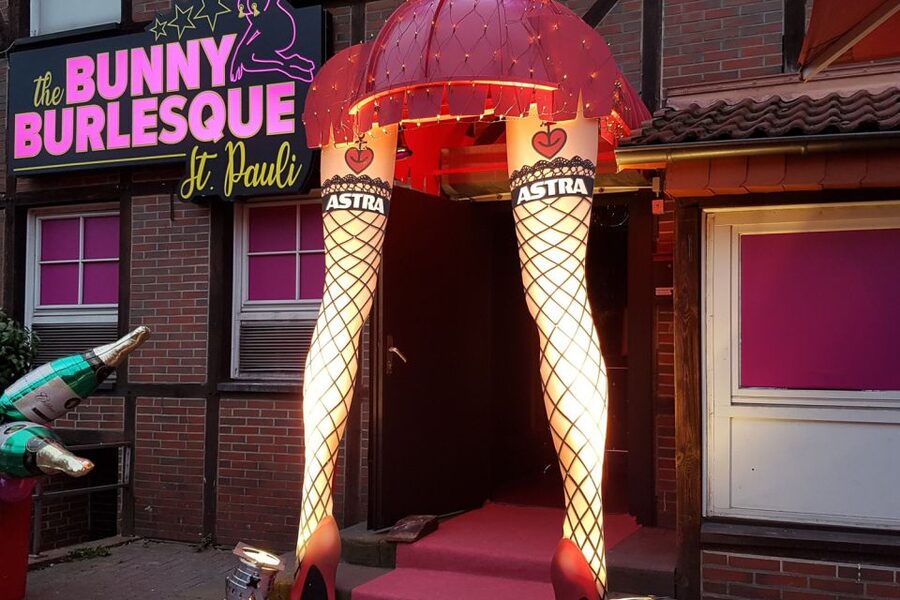 Hamburg: In the Footsteps of "Olivia" Reeperbahn Tour - Große Freiheit and the included drinks