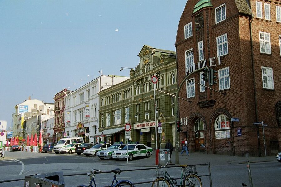 Hamburg: Line F Hop-On Hop-Off Bus and Boat Tour - How the weather can change the ride