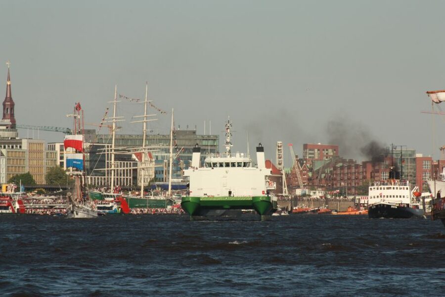 Hamburg: Line F Hop-On Hop-Off Bus and Boat Tour - Große Freiheit and the Reeperbahn