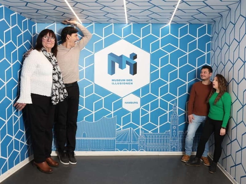 Hamburg: Museum of Illusions Ticket - Defying gravity with a camera ready