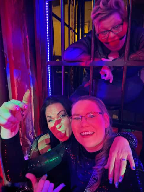 Hamburg: Neighborhood tour with a former dominatrix - Meeting at Marys Treff bei Günter Jauch