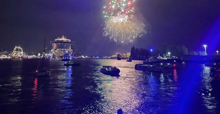 Hamburg: New Years Eve Harbour Cruise - Meeting at Landungsbrücken Bridge 10