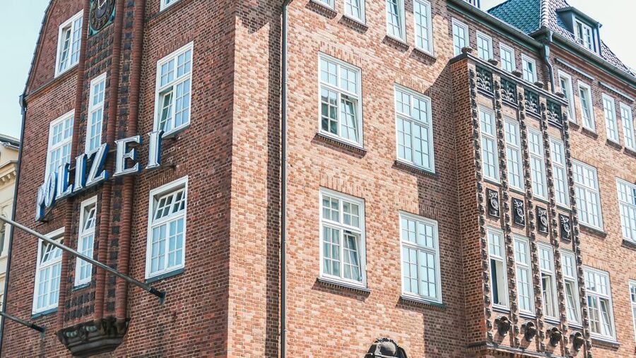 Hamburg: Night Watchman's Tour of St. Pauli in German - Davidwache Police Department and the district’s rough edge
