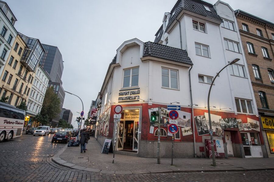 Hamburg: Olivia Jones Tour with Iconic Barker Fabian - Language, walking, and the right audience