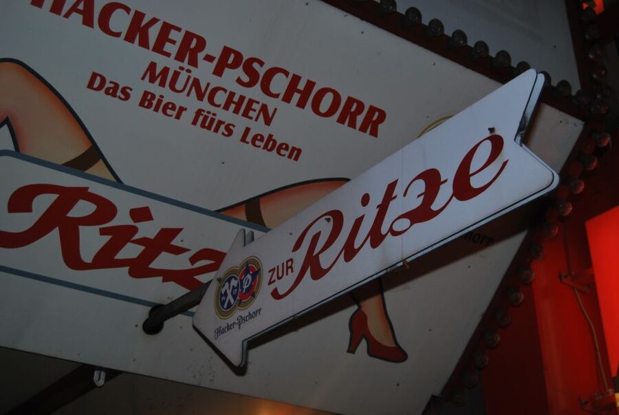Hamburg: Private 1.5-Hour Walking Tour of St. Pauli - What the $412 group price really means