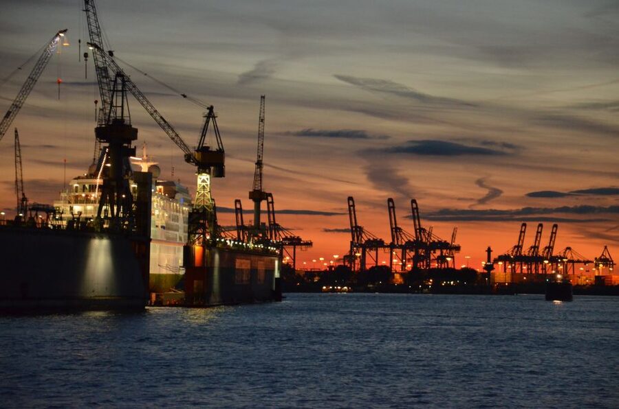 Hamburg: Private 3-Hour Guided Car Tour - Alster Lakes, villas, boats, and Stadtpark