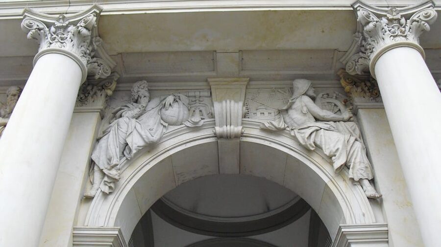 Hamburg: Private Tour Down Town around City Hall - Why this Hamburg tour works well in two hours