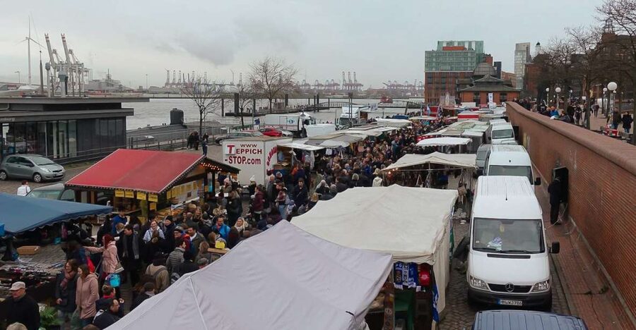 Hamburg: Reeperbahn, Port, & Fish Market Morning Tour - Coffee, Hanseatic pastries, and live music