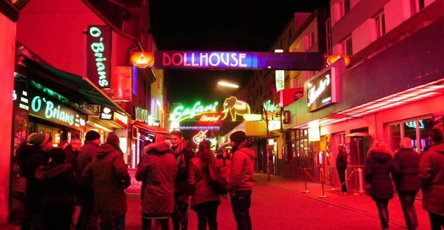 Hamburg: Reeperbahn Tour with English-Speaking Guide - Why the Reeperbahn works best with a guide